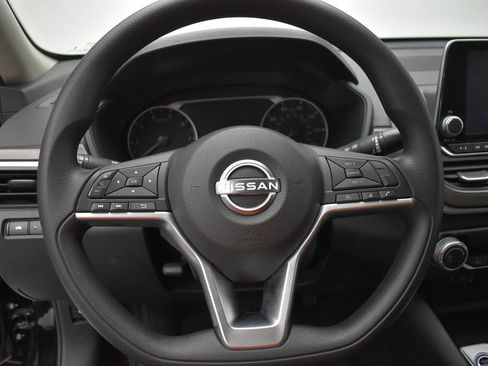 Used 2024 Nissan Altima 2.5 SV AWD/4WD image 19