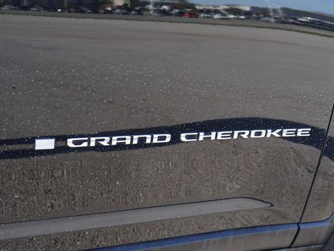 Used 2022 Jeep Grand Cherokee L Limited w/ Luxury Tech Group II image 10