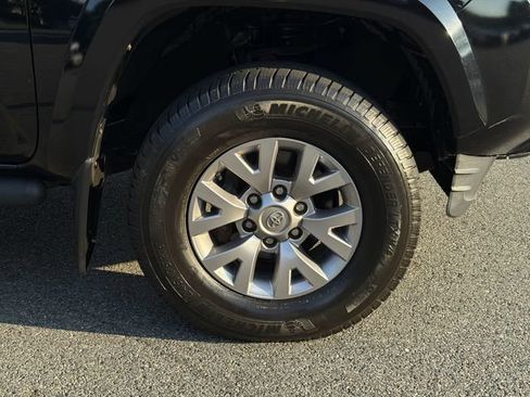 Used 2018 Toyota Tacoma SR5 AWD/4WD image 13