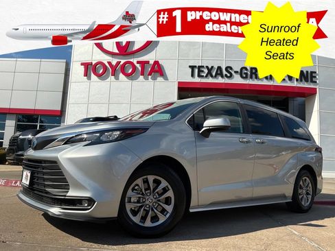 Used 2025 Toyota Sienna XLE FWD image 1