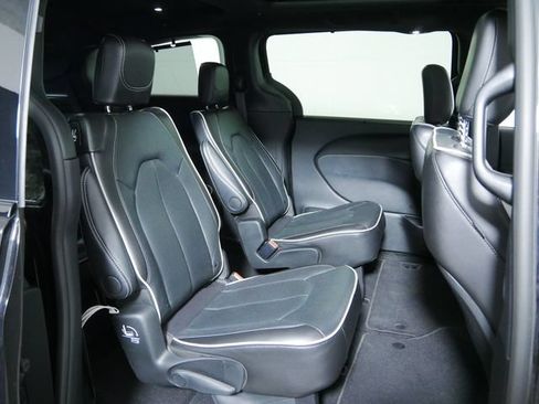 Used 2025 Chrysler Pacifica Limited FWD image 15