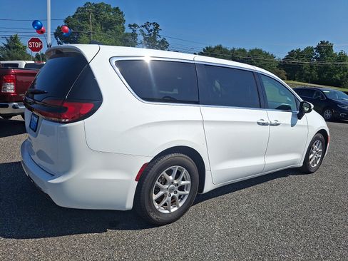 Used 2023 Chrysler Pacifica Touring-L FWD image 6