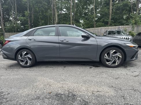 Certified 2025 Hyundai Elantra SEL FWD image 8