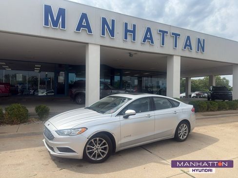 Used 2017 Ford Fusion SE FWD image 1