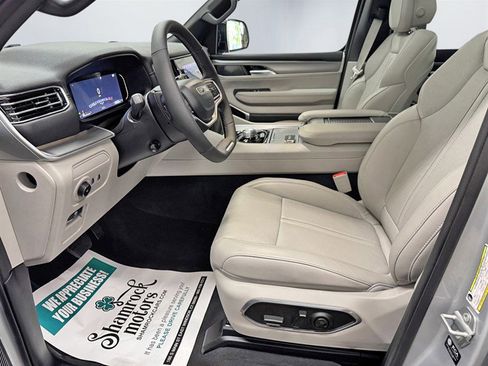 Used 2025 Jeep Wagoneer 4WD w/ Premium Group I image 12