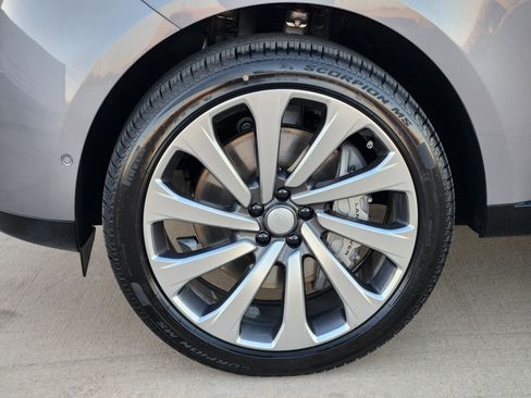 New 2025 Land Rover Range Rover Long Wheelbase SE image 10