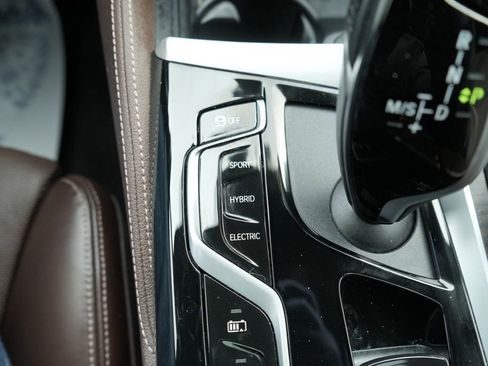 Used 2021 BMW 530e xDrive w/ Executive Package image 39