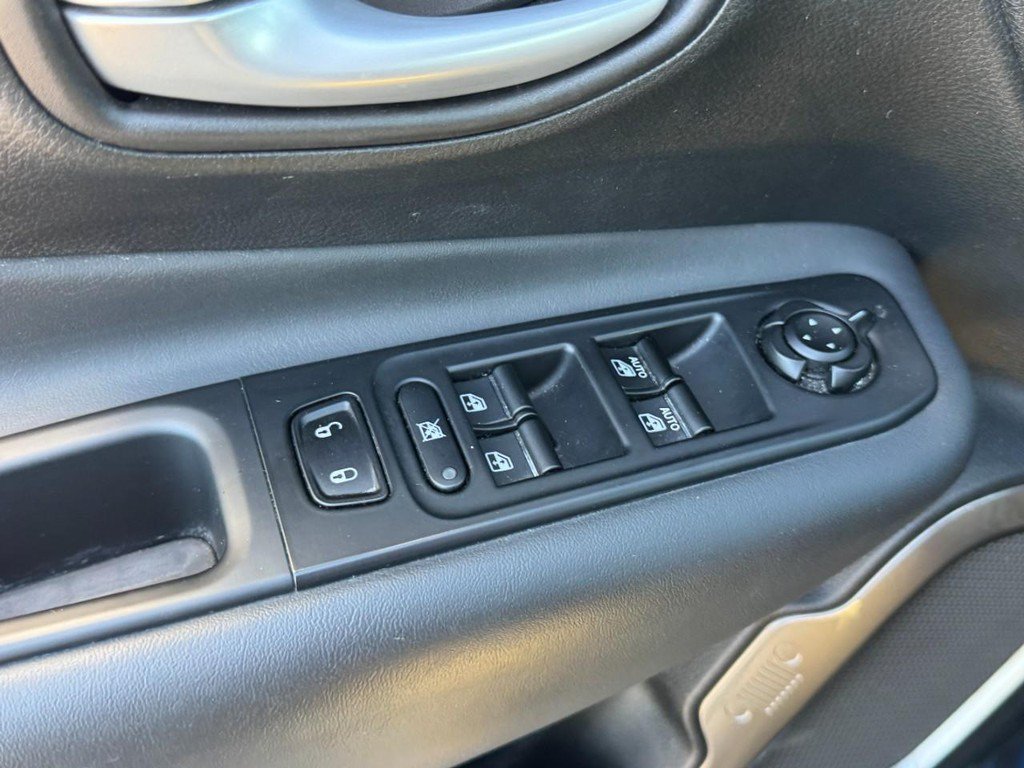 Used 2023 Jeep Renegade Latitude AWD/4WD image 24