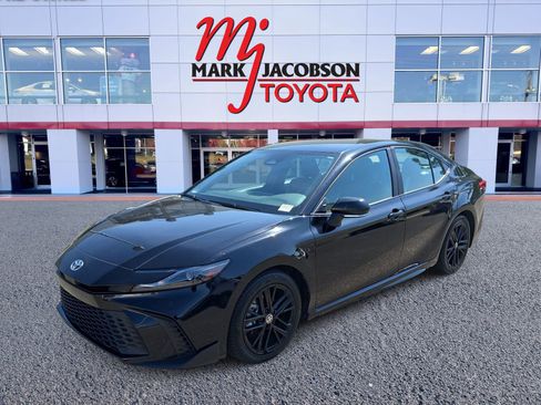 Used 2025 Toyota Camry SE FWD image 1