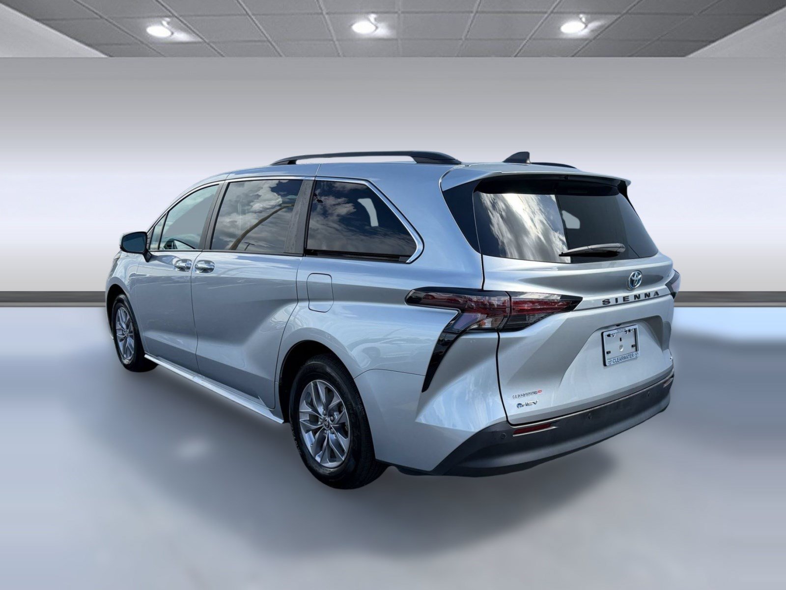 Used 2025 Toyota Sienna XLE FWD image 3