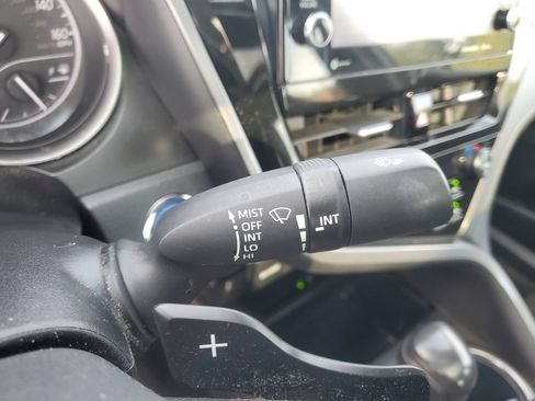 Used 2021 Toyota Camry SE w/ Cold Weather Package FWD image 16