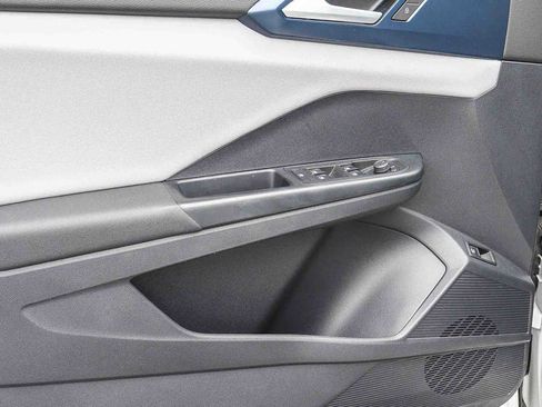 Used 2022 Volkswagen Taos SE w/ Panoramic Sunroof Package FWD image 18