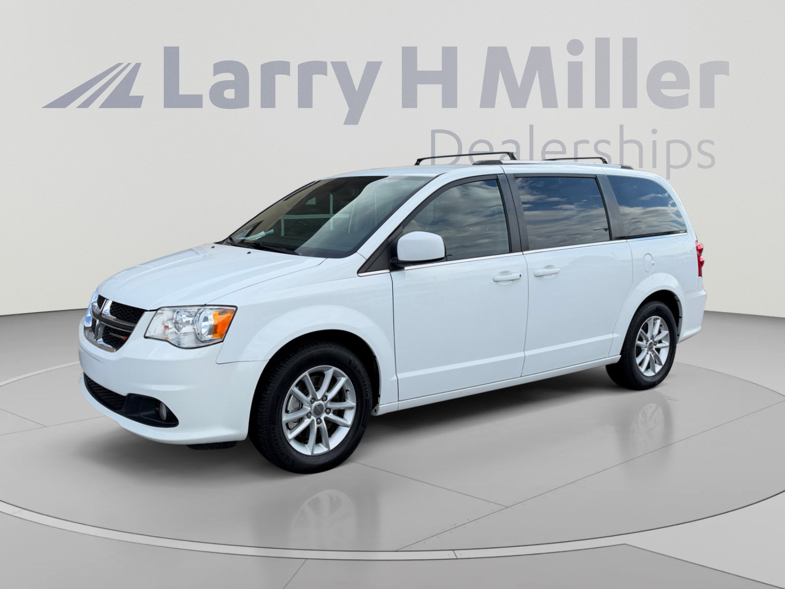 Used 2019 Dodge Grand Caravan SXT w/ Driver Convenience Group FWD image 1