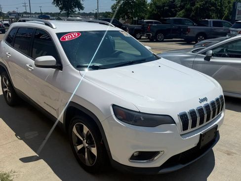 Used 2019 Jeep Cherokee Limited FWD image 2