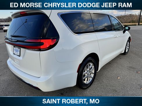 New 2026 Chrysler Pacifica Select FWD image 5