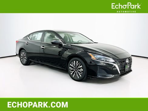Used 2025 Nissan Altima 2.5 SV FWD image 1