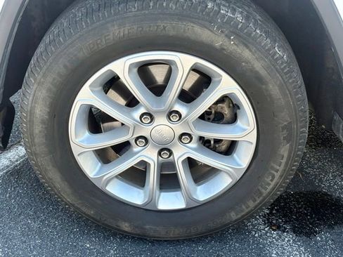 Used 2021 Jeep Grand Cherokee Laredo X image 32