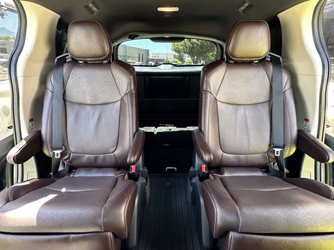 Used 2021 Toyota Sienna Platinum FWD image 56