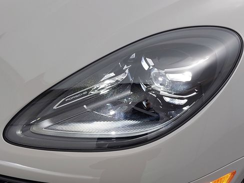 New 2026 Porsche Macan Turbo image 33