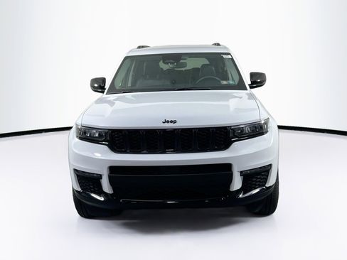 Used 2023 Jeep Grand Cherokee L Limited w/ Black Appearance Package AWD/4WD image 2