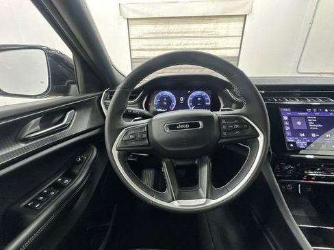 Used 2025 Jeep Grand Cherokee Altitude image 12