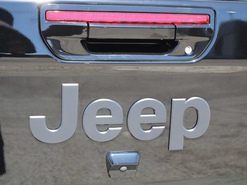 Used 2022 Jeep Gladiator Overland AWD/4WD image 10