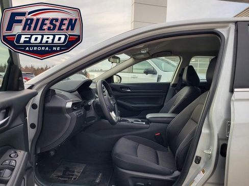 Used 2024 Nissan Altima 2.5 SV FWD image 11
