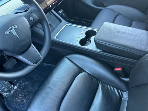 Used 2022 Tesla Model Y Long Range image 10