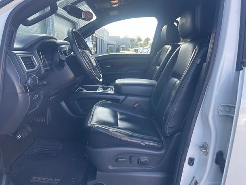 Used 2018 Nissan Titan SV w/ SV Convenience Package RWD image 5
