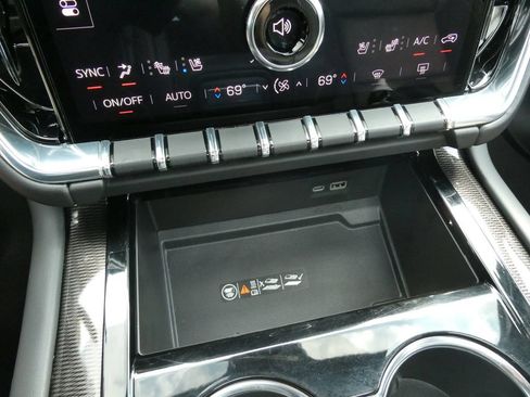 Used 2025 GMC Yukon Elevation w/ Technology Package AWD/4WD image 32