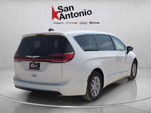 New 2026 Chrysler Pacifica Select image 8