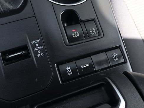 Used 2021 Toyota Highlander L FWD image 38