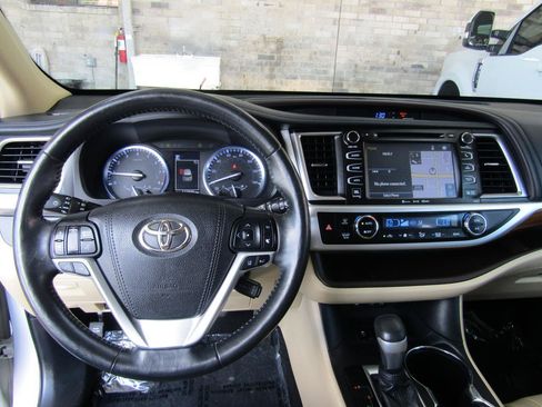 Used 2018 Toyota Highlander Limited Platinum FWD image 18