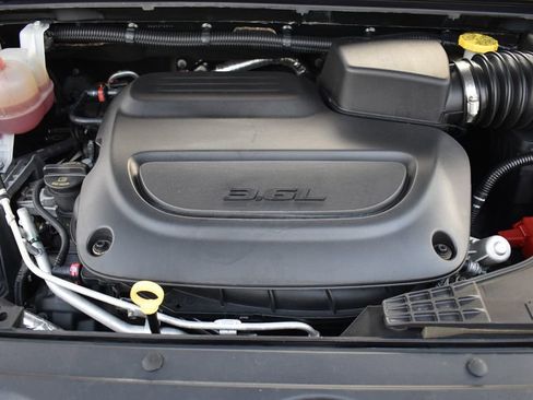 Used 2023 Chrysler Voyager LX image 37