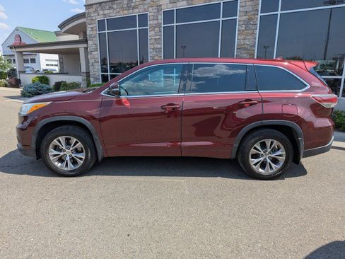 Used 2014 Toyota Highlander Plus AWD/4WD image 2