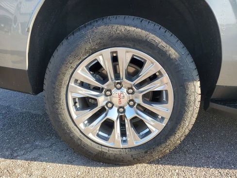 Used 2024 GMC Yukon XL Denali w/ Advanced Technology Package RWD image 5