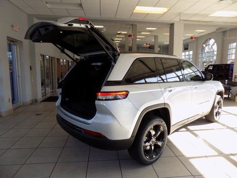 New 2025 Jeep Grand Cherokee Limited w/ Luxury Tech Group II RWD image 10