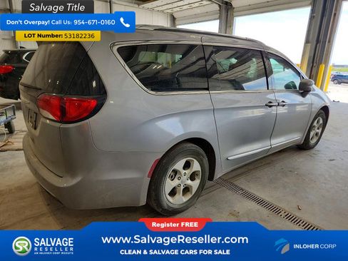 Used 2017 Chrysler Pacifica Touring-L Plus FWD image 4