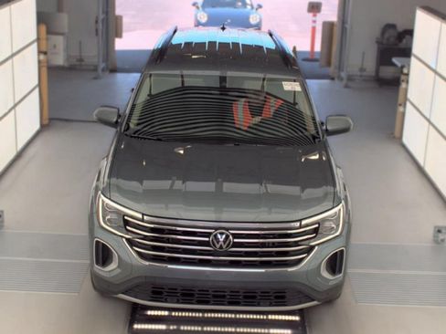 Used 2025 Volkswagen Atlas SE AWD/4WD image 2