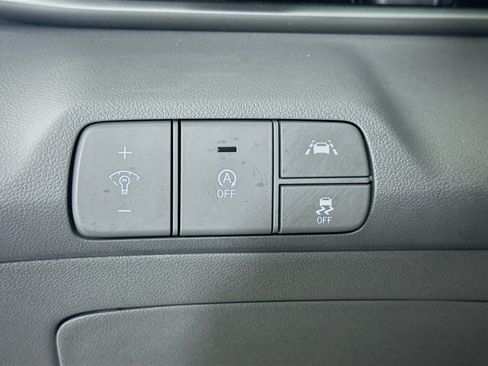Used 2022 Hyundai Elantra SE FWD image 9