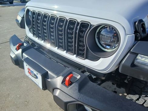 Used 2024 Jeep Gladiator Mojave AWD/4WD image 30