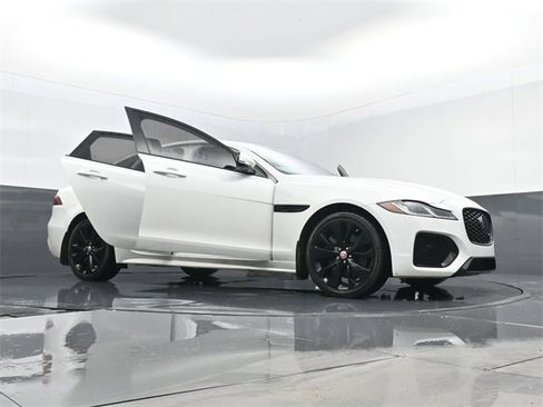 Used 2022 Jaguar XF R-Dynamic SE image 33