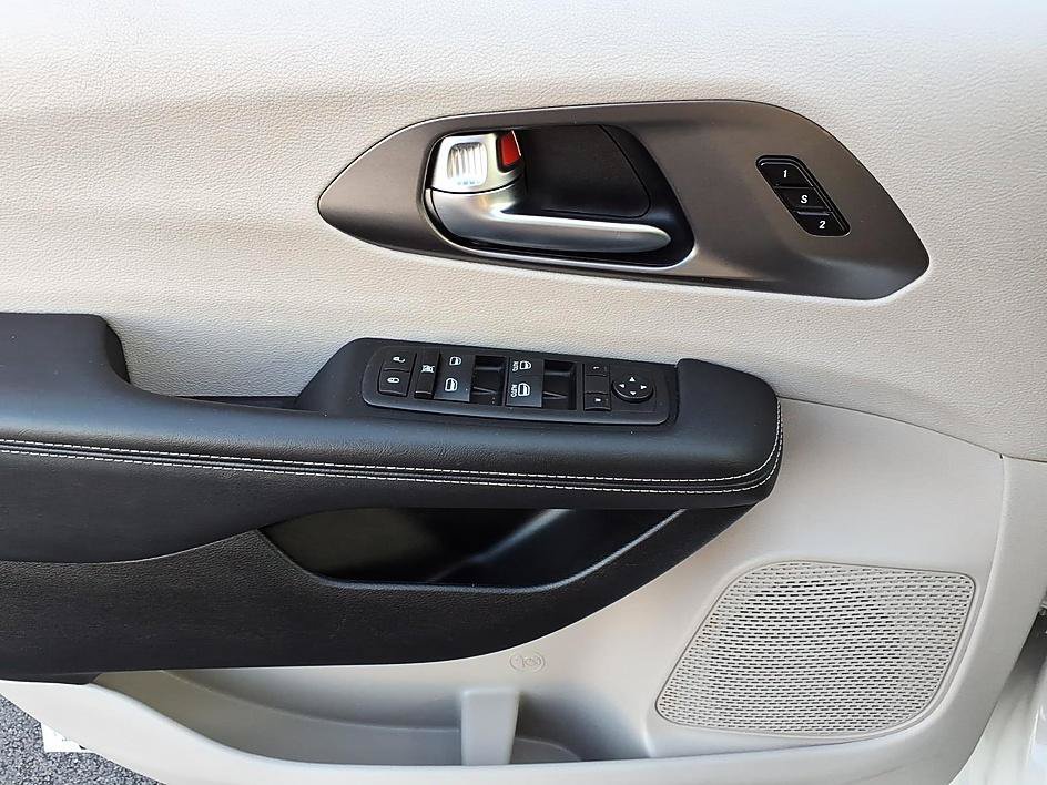 Used 2023 Chrysler Pacifica Touring-L FWD image 10