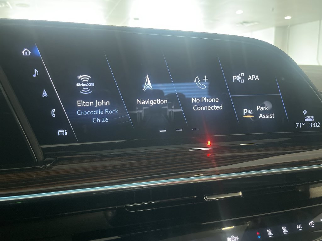 Used 2024 Cadillac Escalade Premium Luxury AWD/4WD image 15