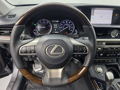 Used 2018 Lexus ES 350 w/ Luxury Package w/Wood Trim image 18