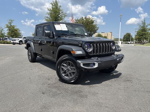 Used 2025 Jeep Gladiator Sport AWD/4WD image 2