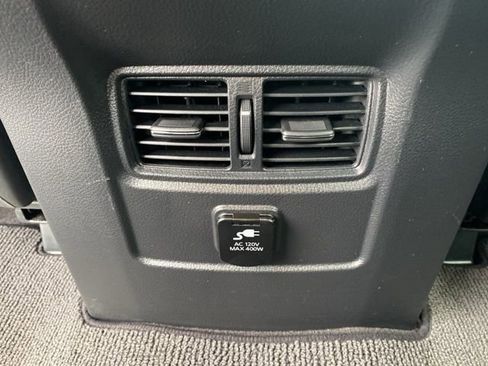 Used 2018 Nissan Titan SL image 24