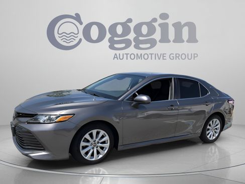 Used 2020 Toyota Camry LE FWD image 1