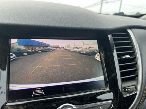 Used 2021 Chevrolet Trax LT image 2