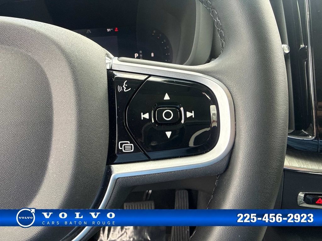 Used 2025 Volvo XC60 B5 Plus AWD/4WD image 29